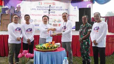 Pj. Bupati Pringsewu Potong Tumpeng dalam Perayaan HUT ke-15 LPPL Rapemda Pringsewu FM